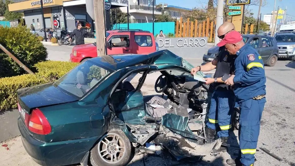 Αυτόπτης μάρτυρας για τροχαίο δυστύχημα στη λεωφ.Λαυρίου: «Κρατούσε το χέρι της συζύγου του ενώ ξεψυχούσε» (βίντεο)