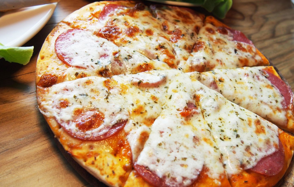 Οι Βρετανοί «γυρίζουν την πλάτη» στην πίτσα: Στρέφονται στο κοτόπουλο και η μία πιτσαρία κλείνει μετά την άλλη!