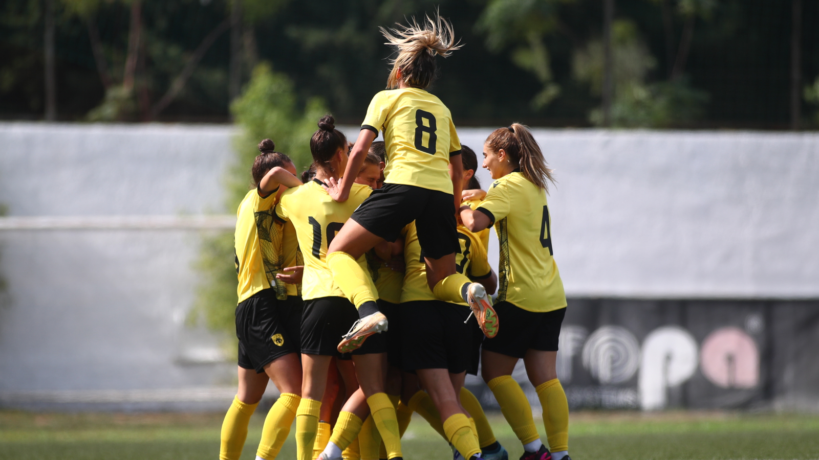 Επεισόδια στο ντέρμπι του ποδοσφαίρου γυναικών: Παίκτριες της ΑΕΚ και του Παναθηναϊκού πιάστηκαν στα χέρια (βίντεο)