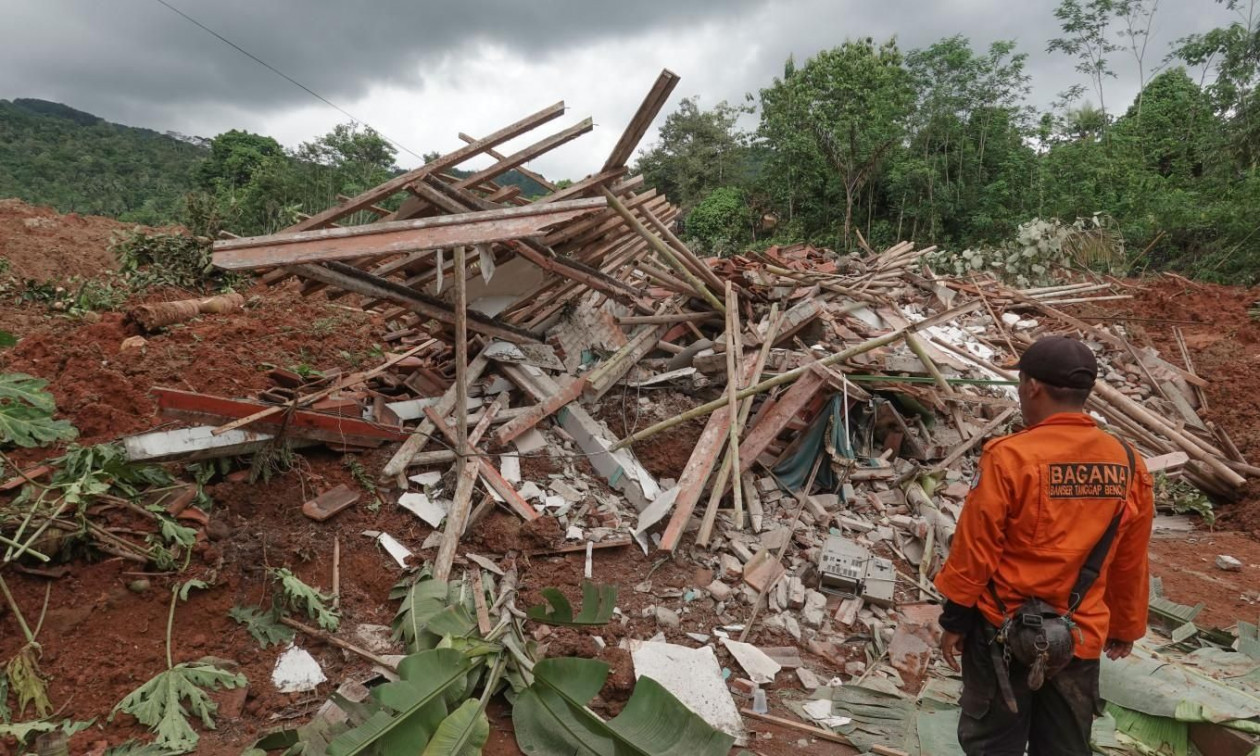Ινδονησία: 11 νεκροί και 12 αγνοούμενοι από την κατολίσθηση στο νησί Ιάβα