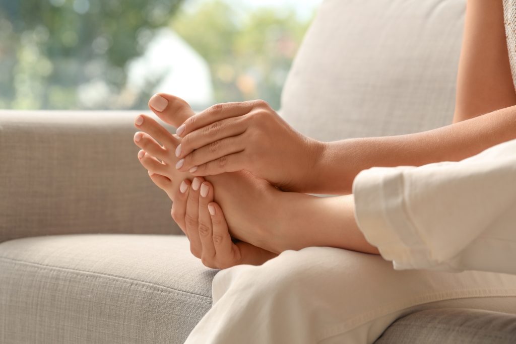 Αίσθημα καύσου στα πόδια: Αυτές είναι όλες οι πιθανές αιτίες