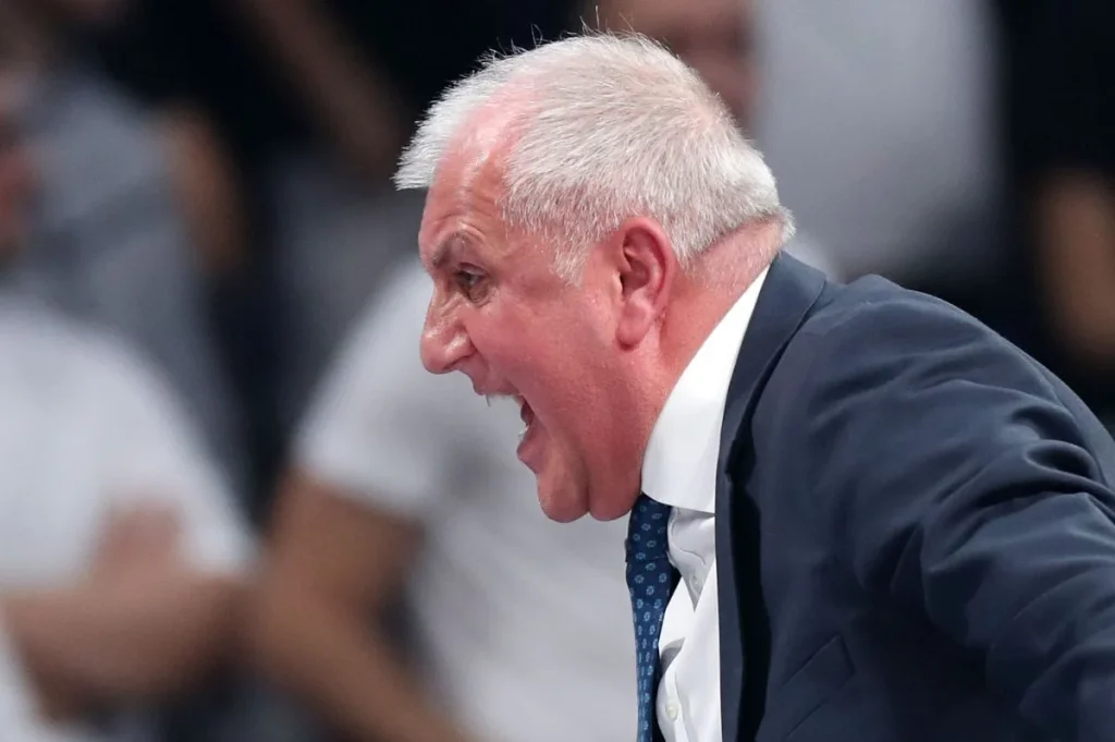 Μαινόμενος Ζ.Ομπράντοβιτς κατά των παικτών του: «Δεν σκέφτονται το παιχνίδι – Τους ενδιαφέρουν τα κινητά τους»