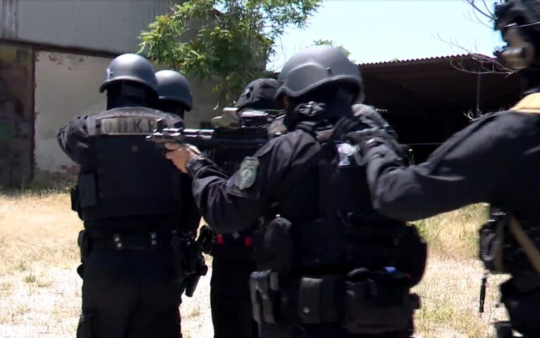 Εντοπίστηκαν επτά όπλα και πάνω από 100.000 ευρώ στα σπίτια των 4 συλληφθέντων για την δολοφονία του Γ.Λάλα