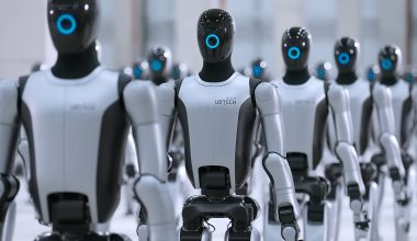 Βίντεο: Η μαζική παραγωγή ανθρωπόμορφων ρομπότ της Κίνας με τεχνητή νοημοσύνη προκαλεί ανησυχία στην Δύση