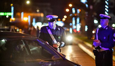 Συνελήφθη η δημοσιογράφος Ρ.Καρατζαφέρη και ο σύντροφός της μετά από αλκοτέστ: «Θα σας τελειώσω» (upd)