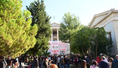 Άγριο ξύλο εκπροσώπων του ΚΚΕ με ακροαριστερούς στο Πολυτεχνείο: Αίματα στα σκαλιά της σχολής – Δείτε φωτογραφίες