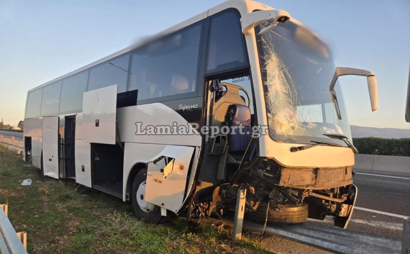 Σοβαρό τροχαίο στην Ε.Ο. Αθηνών – Θεσσαλονίκης: Λεωφορείο έπεσε σε προστατευτικές μπάρες – Πέντε τραυματίες (φωτο)