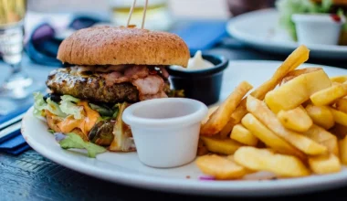 Χαροπαλεύει ο 22χρονος που κατάπιε αμάσητο το μπέργκερ: Πρόεδρος ΠΟΕΔΗΝ – «Δυστυχώς η κατάστασή του δεν είναι καλή»