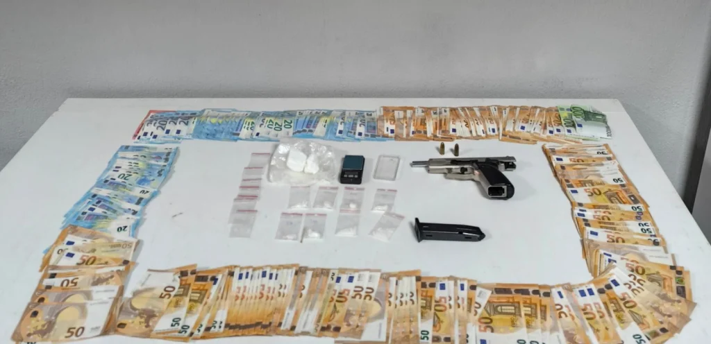 Βέροια: Έκρυβε ναρκωτικά σε μεταλλικό κλουβί σκύλου – Η ΕΛΑΣ κατάσχεσε 11.310 ευρώ και ένα πιστόλι κρότου (φωτο)