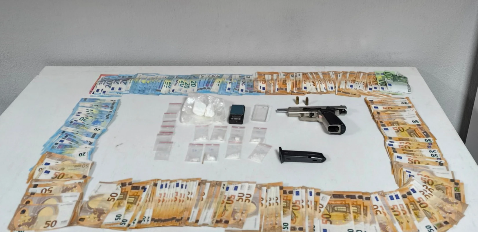 Βέροια: Έκρυβε ναρκωτικά σε μεταλλικό κλουβί σκύλου – Η ΕΛΑΣ κατάσχεσε 11.310 ευρώ και ένα πιστόλι κρότου (φωτο)