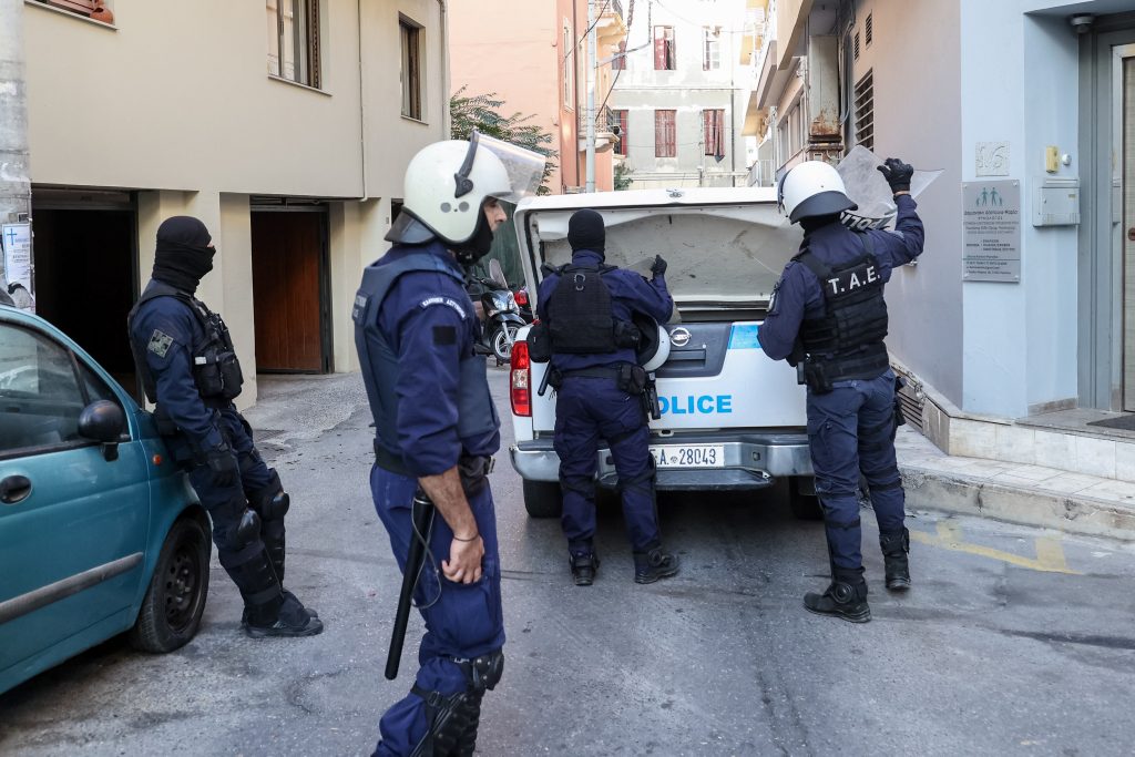 Επεισοδιακή σύλληψη 45χρονου Αλβανού στην Πάτρα: Απώθησε αστυνομικούς που επιχείρησαν να του περάσουν χειροπέδες