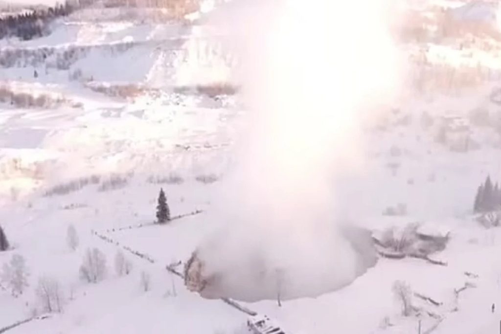 Ρωσία: H στιγμή που ισχυρή χιονοθύελλα παρασύρει πλοίο και το βυθίζει στην περιοχή του Μούρμανσκ – Δείτε βίντεο