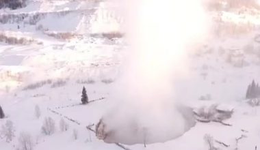 Ρωσία: H στιγμή που ισχυρή χιονοθύελλα παρασύρει πλοίο και το βυθίζει στην περιοχή του Μούρμανσκ – Δείτε βίντεο