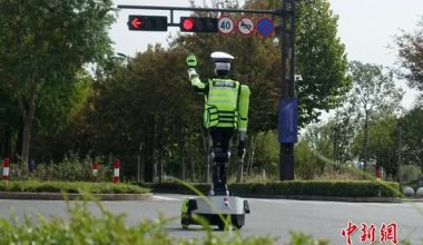 Βίντεο: Ανθρωποειδές ρομπότ σε ρόλο… τροχονόμου στους δρόμους της Χανγκτσόου στην Κίνα