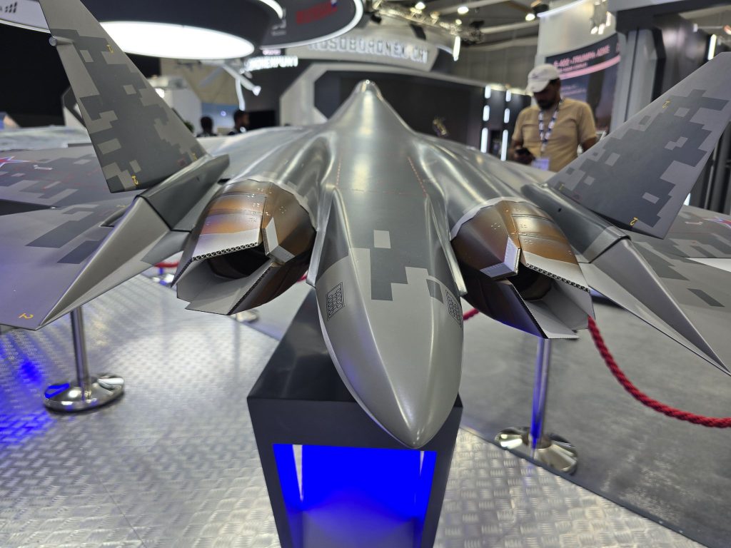 Η Ρωσία παρουσίασε εξαγωγική έκδοση του Su-57 με νέους κινητήρες κατευθυνόμενης ώσης 2D με στοιχεία stealth