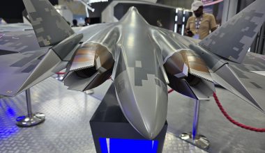 Η Ρωσία παρουσίασε εξαγωγική έκδοση του Su-57 με νέους κινητήρες κατευθυνόμενης ώσης 2D με στοιχεία stealth