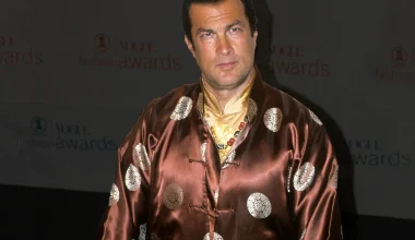 Ο ηθοποιός Σ.Σιγκάλ δίνει μια απάντηση σε Μητσοτάκη-Ζελένσκι για τις «απαγωγές παιδιών από τους Ρώσους» (βίντεο)