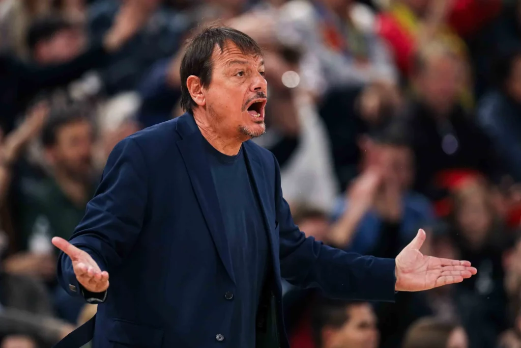 Έξαλλος ο Ε.Αταμάν με τους παίκτες του για τον αγώνα με τον Άρη: «Κανείς τους δεν νοιάζεται – Μόνο περπατούν» (vid)