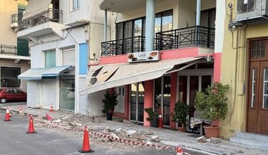 Αναστάτωση στον Άγιο Νικόλαο: Τμήμα μπαλκονιού αποκολλήθηκε και κατέληξε στη μέση κεντρικού δρόμου (φωτο)