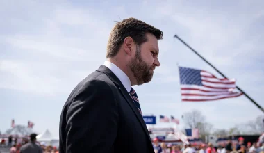 Τροχαίο ατύχημα κατά τη διάρκεια αυτοκινητοπομπής του Τζέι Ντι Βανς – Σε κρίσιμη κατάσταση ένας αστυνομικός