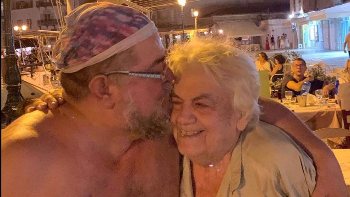 Συγκινημένος ο Σταμάτης Κραουνάκης για τη μητέρα του: «Ήταν αγωνίστρια και αυτοδημιούργητη» (βίντεο)