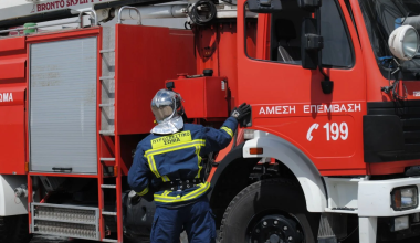 Φωτιά σε διαμέρισμα στη Θεσσαλονίκη: Στο νοσοκομείο μητέρα και γιος