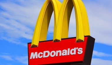 Βίντεο: Η στιγμή που διευθυντής στα McDonald’s ξυλοκοπά άγρια άνδρα που ζητά τους αριθμούς τηλεφώνων ανηλίκων
