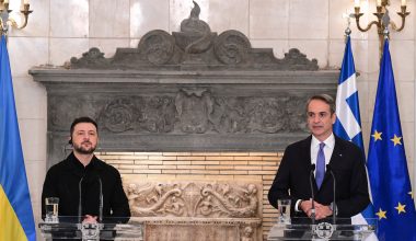 ΚΚΕ για Β.Ζελένσκι: «Η κυβέρνηση αποφάσισε να υποδεχθεί το ευρωατλαντικό ανδρείκελο»