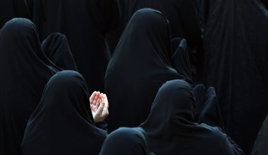 Ιράν: Οι Αρχές ψεκάζουν για να βρέξει και οι γυναίκες… προσεύχονται σε τζαμί για να τελειώσει η λειψυδρία (φωτο)