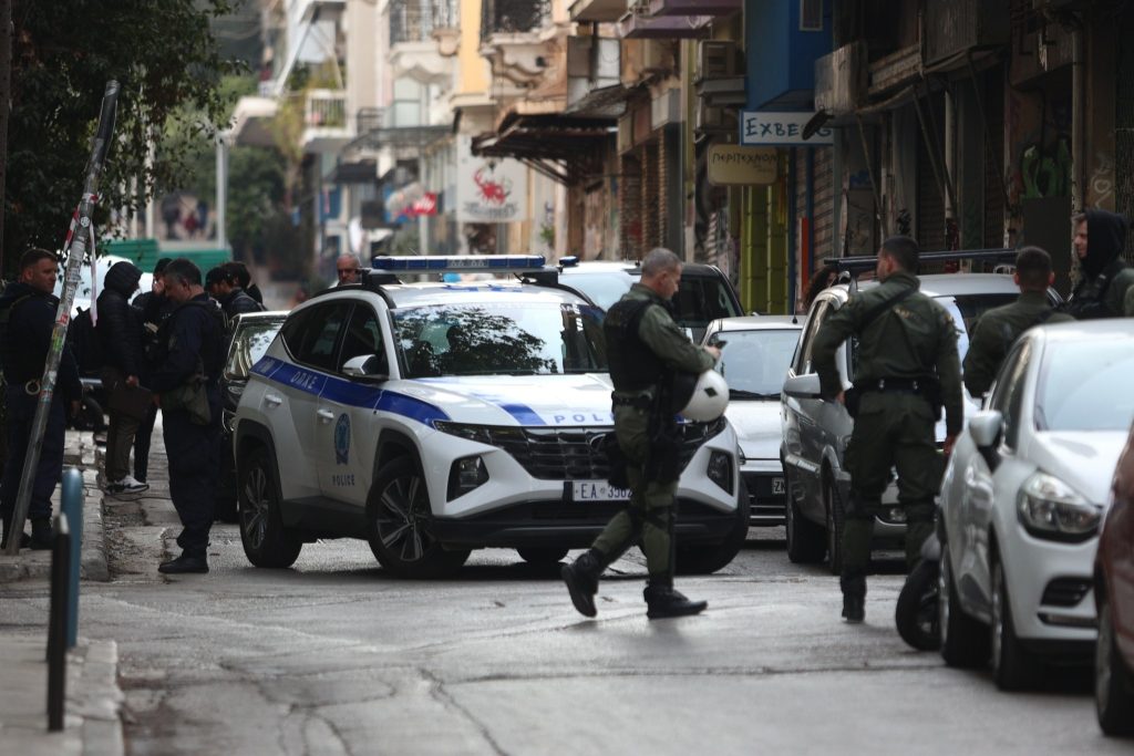 Βγήκαν μαχαίρια έξω από μπαρ στο Μουζάκι Καρδίτσας: Στο νοσοκομείο τρεις άνδρες μετά από άγριο καβγά δέκα ατόμων