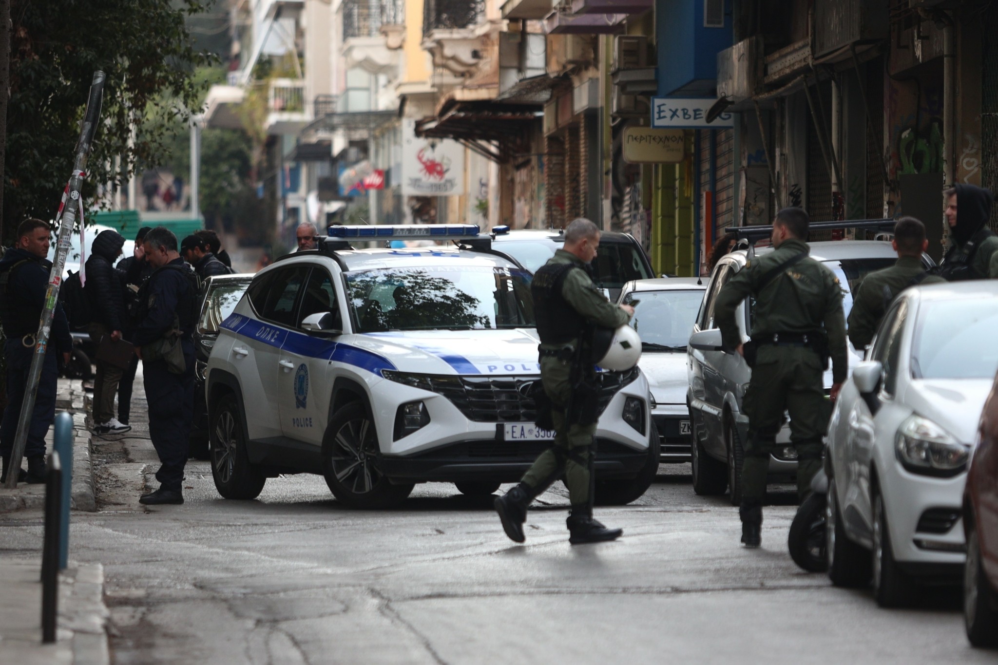 Βγήκαν μαχαίρια έξω από μπαρ στο Μουζάκι Καρδίτσας: Στο νοσοκομείο τρεις άνδρες μετά από άγριο καβγά δέκα ατόμων