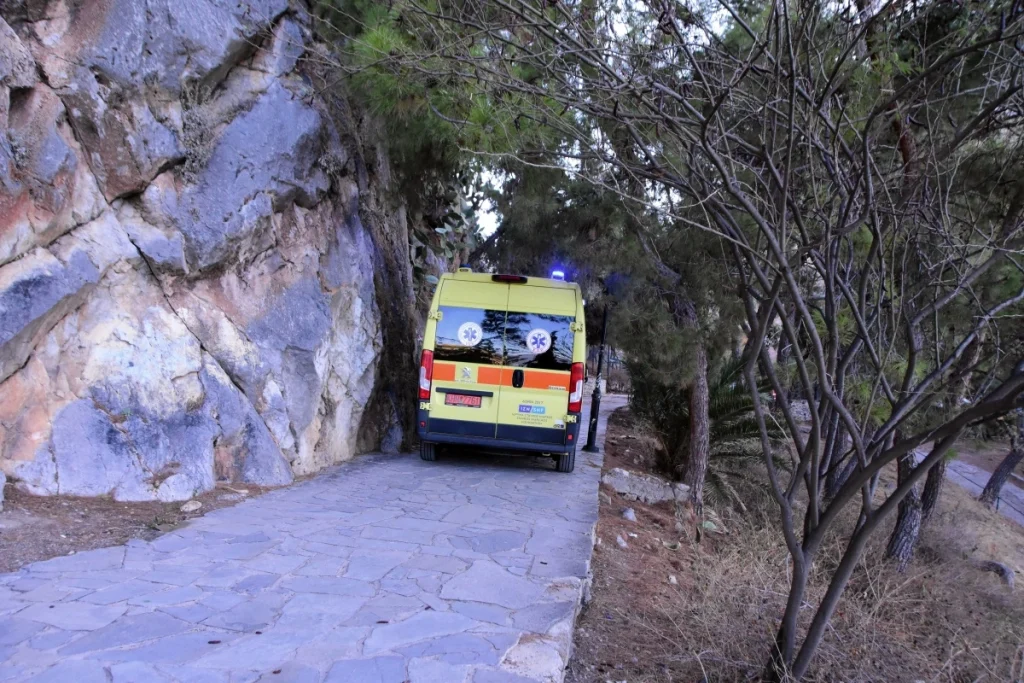 Ροδόπη: Σε χαντάκι έπεσε αυτοκίνητο που μετέφερε παράνομους μετανάστες – Νεκρός ένας άνδρας