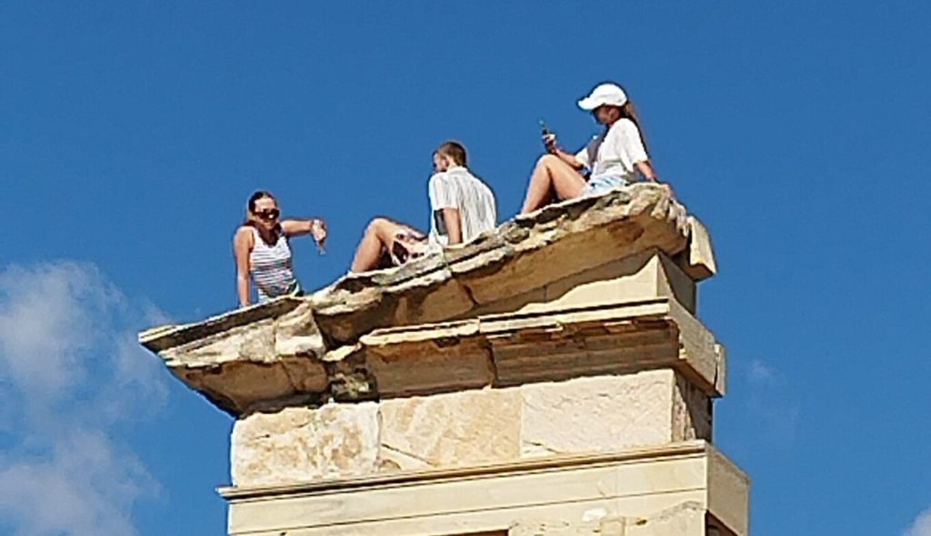 Ασυνείδητοι τουρίστες σκαρφάλωσαν κι έκατσαν πάνω σε στύλο του ναού του Απόλλωνα Υλάτη στη Λεμεσό (φωτο)