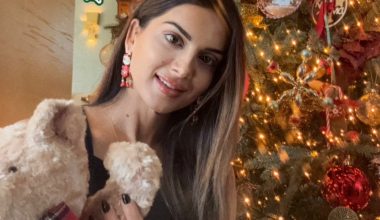 Η Σταματίνα Τσιμτσιλή στολίζει με τα παιδιά της και ποζάρει μπροστά από το χριστουγεννιάτικο δέντρο (φωτο)