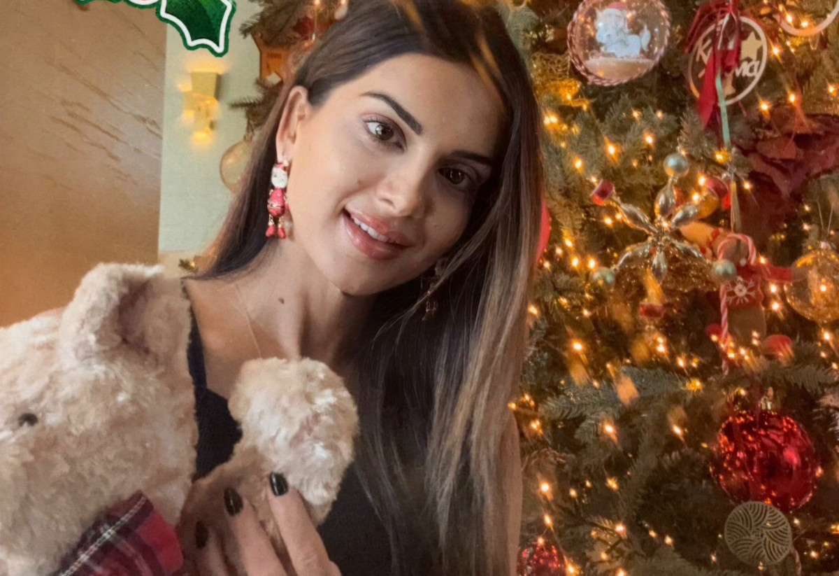 Η Σταματίνα Τσιμτσιλή στολίζει με τα παιδιά της και ποζάρει μπροστά από το χριστουγεννιάτικο δέντρο (φωτο)