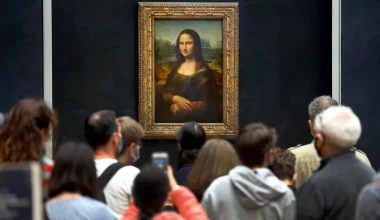 «Τον ύπνο του δικαίου» στο Λούβρο: TikTokers κρέμασαν πορτρέτο τους δίπλα στη… Μόνα Λίζα (βίντεο)