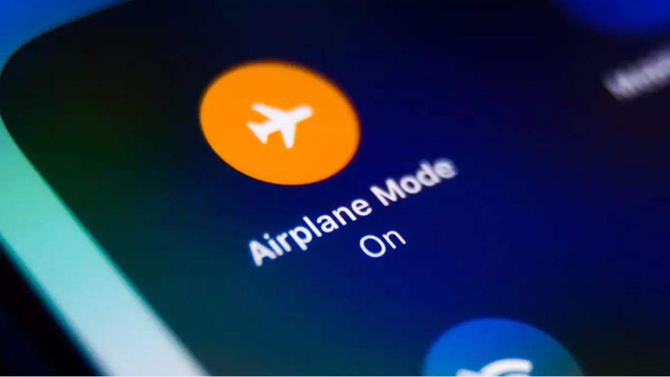 Έχετε αναρωτηθεί; – Πότε πρέπει να ενεργοποιούμε τη λειτουργία πτήσης στο κινητό μας;
