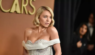 Η Σίντνεϊ Σουίνι εντυπωσίασε με την εμφάνισή της στα 16α Governors Awards (φώτο)