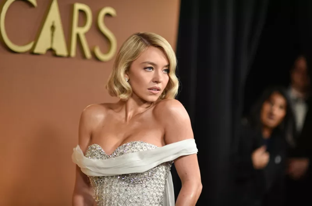 Η Σίντνεϊ Σουίνι εντυπωσίασε με την εμφάνισή της στα 16α Governors Awards (φώτο)