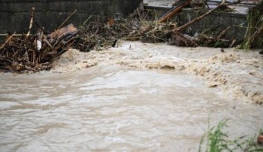 Υπερχείλισε χείμαρρος από τις ισχυρές βροχοπτώσεις στην Ιταλία: Κάτοικοι σκαρφάλωσαν στις στέγες σπιτιών (βίντεο)