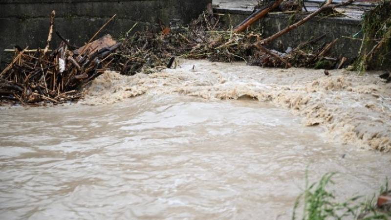 Υπερχείλισε χείμαρρος από τις ισχυρές βροχοπτώσεις στην Ιταλία: Κάτοικοι σκαρφάλωσαν στις στέγες σπιτιών (βίντεο)