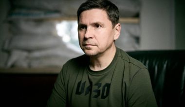 Ο Μιχαήλ Ποντόλιακ σύμβουλος του Ζελένσκι κατηγορεί την Ρωσία για το σκάνδαλο διαφθοράς στην Ουκρανία!