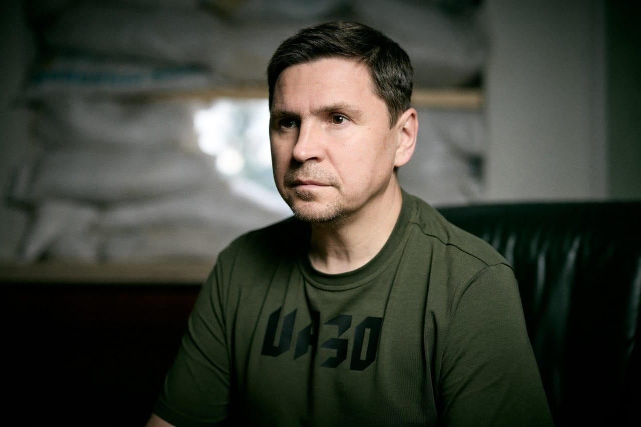 Ο Μιχαήλ Ποντόλιακ σύμβουλος του Ζελένσκι κατηγορεί την Ρωσία για το σκάνδαλο διαφθοράς στην Ουκρανία!