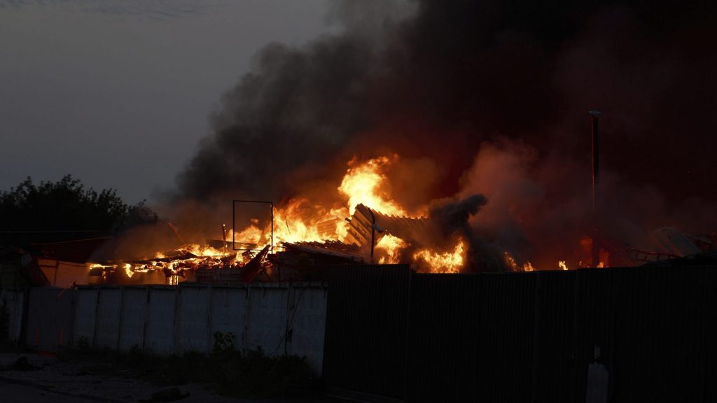 Ρωσία: Mεγάλη πυρκαγιά σε χημικό εργοστάσιο στην περιοχή Κουρσκ μετά από ουκρανική επίθεση με drone (βίντεο)