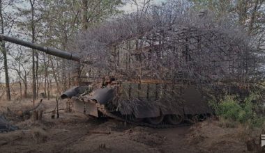 Οι Ρώσοι κατέστρεψαν έμφορτο αμερικανικό ΤΟΜΠ που οι Ουκρανοί θωράκισαν σαν σκαντζόχοιρο – Δείτε βίντεο