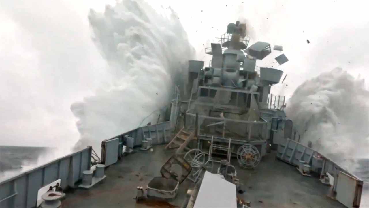 Βίντεο: Το υποβρύχιο «Uthaug» βύθισε την παροπλισμένη νορβηγική φρεγάτα «Τrondheim» στον Ατλαντικό Ωκεανό