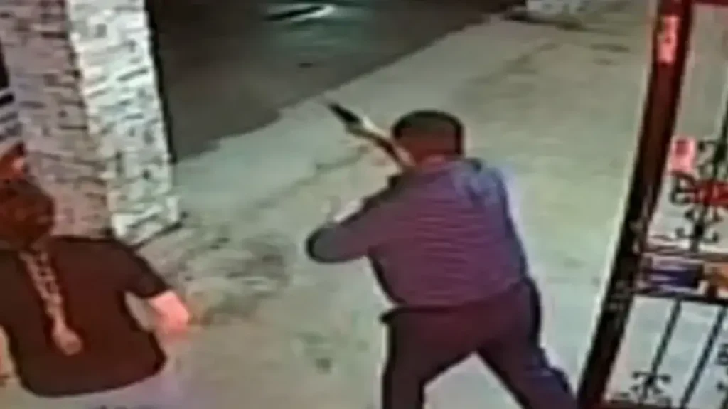 ΗΠΑ: Η στιγμή που ιδιοκτήτης κοσμηματοπωλείου ανοίγει πυρ σε βάρος 5 ληστών που εισέβαλαν στο κατάστημα (βίντεο)