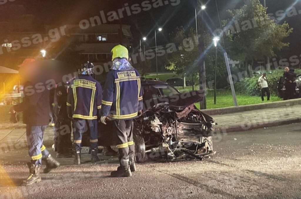 Σοβαρό τροχαίο στη Λάρισα: Πατέρας μαζί με τα 2 παιδιά του εγκλωβίστηκαν σε ΙΧ που εξετράπη της πορείας του (φωτο)