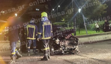 Σοβαρό τροχαίο στη Λάρισα: Πατέρας μαζί με τα 2 παιδιά του εγκλωβίστηκαν σε ΙΧ που εξετράπη της πορείας του (φωτο)