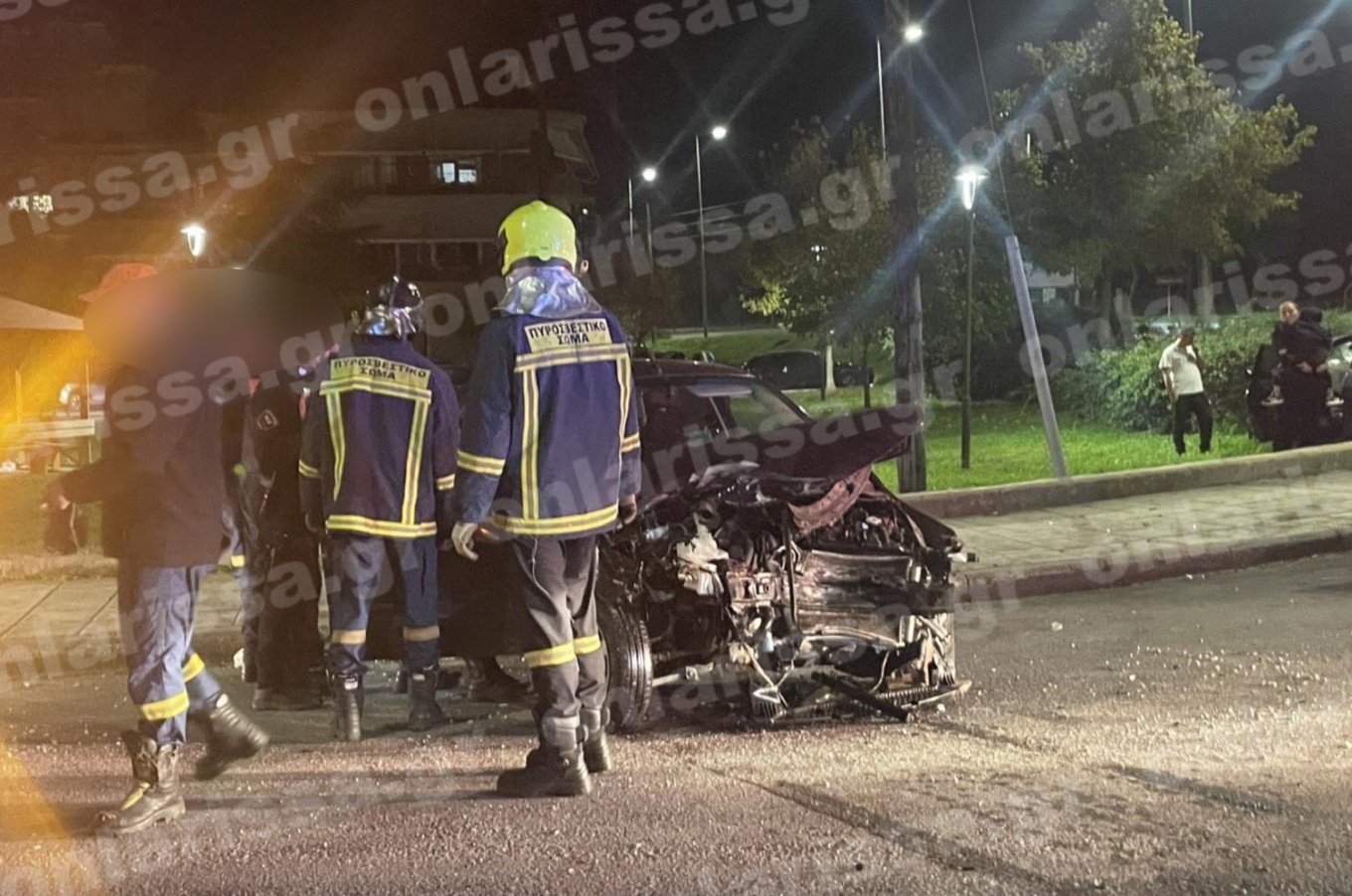 Σοβαρό τροχαίο στη Λάρισα: Πατέρας μαζί με τα 2 παιδιά του εγκλωβίστηκαν σε ΙΧ που εξετράπη της πορείας του (φωτο)